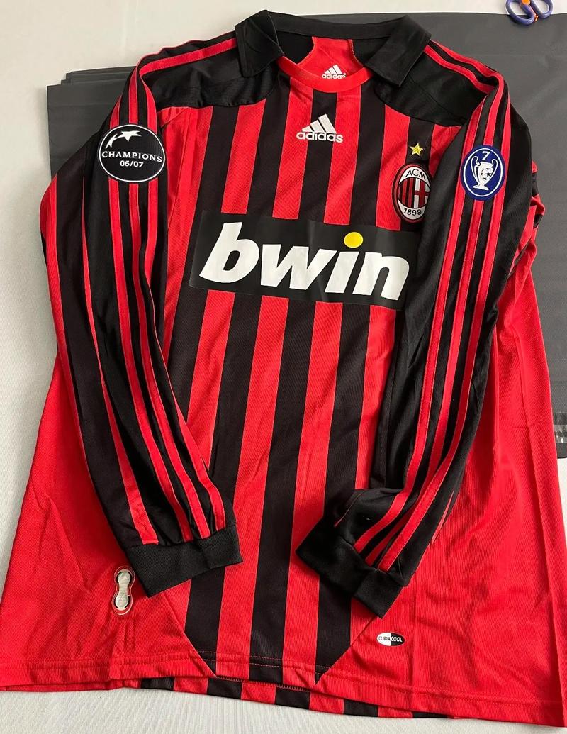 篮球CBA赛场出现冲突，裁判提前终止比赛